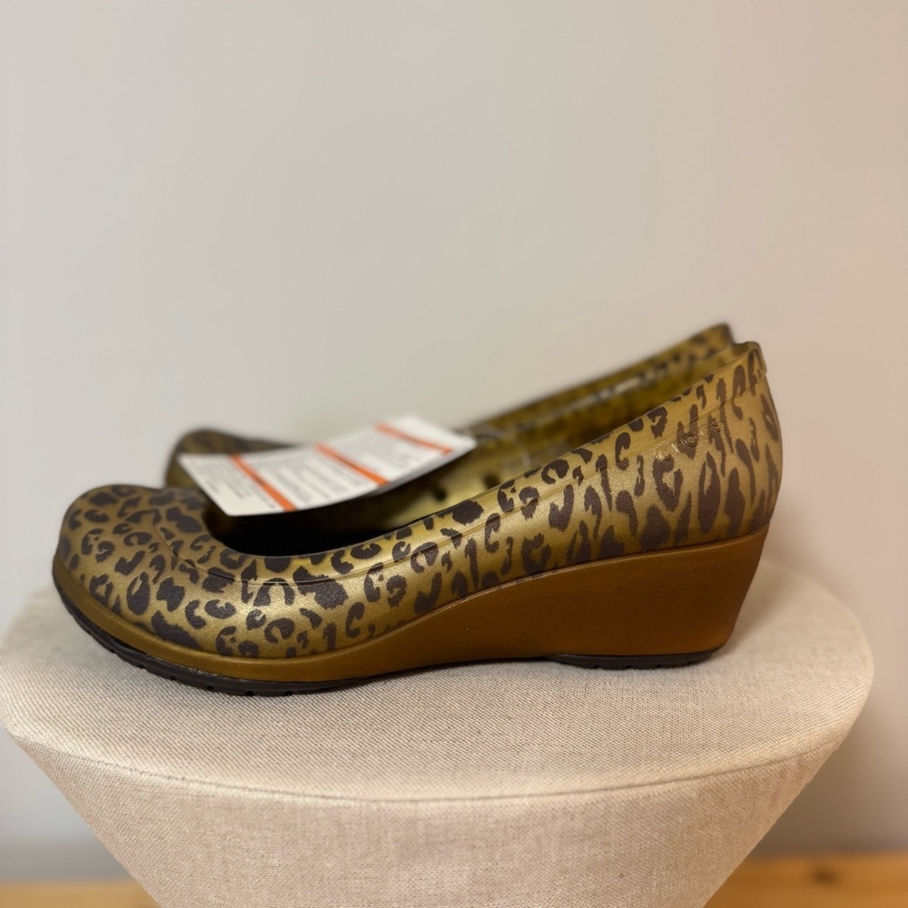 NWT CROCS Carlisa Leopard Print Women's Wedges (6M)